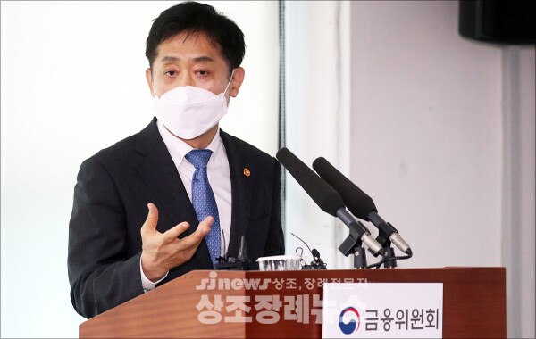 김주현 금융위원장이 지난 18일 서울 정부서울청사에서 금융부문 민생안정 과제 관련 브리핑을 하고 있다.